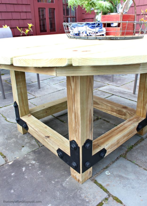 Build A Round Outdoor Dining Table, How To Build A Round Table Out Of Wood