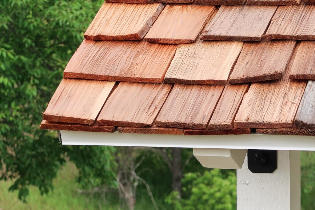 Shingle roof of the daybed swing